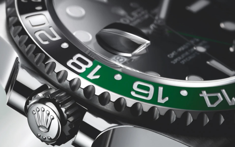 全新 GMT-Master II 的其中一個大革新，就是它成為左撇子專用腕錶！腕錶的上鏈錶冠移至錶殼左側，日曆窗移至 9 點鐘位置，日曆盤亦經過重新調，的確實令人耳目一新！